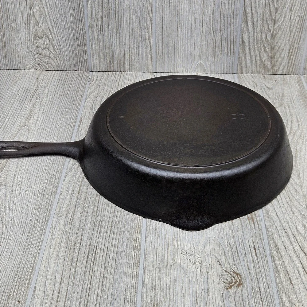 Vintage Lodge 3 Notch Cast Iron Skillet 8 D Heat Ring 10.5 Inch Pan Dual Spout